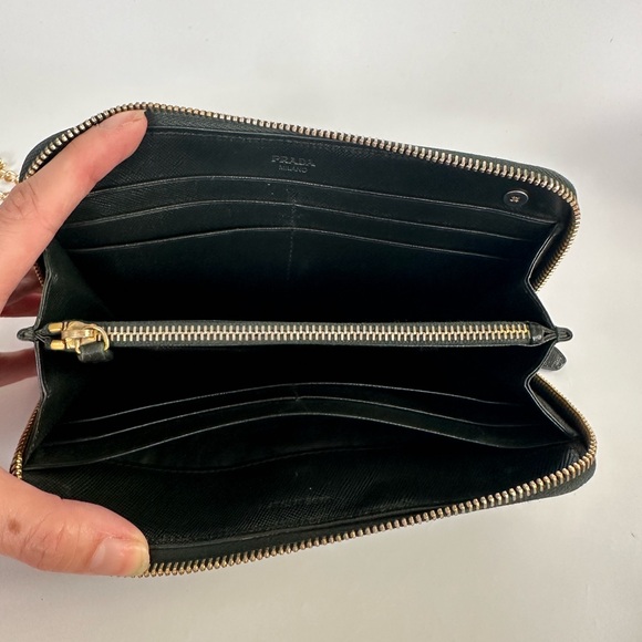 💯 PRADA Logo Dark Green Saffiano Leather Zippered Wallet on Chain w/ auth cert - Picture 4 of 12